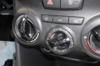 Poignee interieur avant droit PEUGEOT 208 1