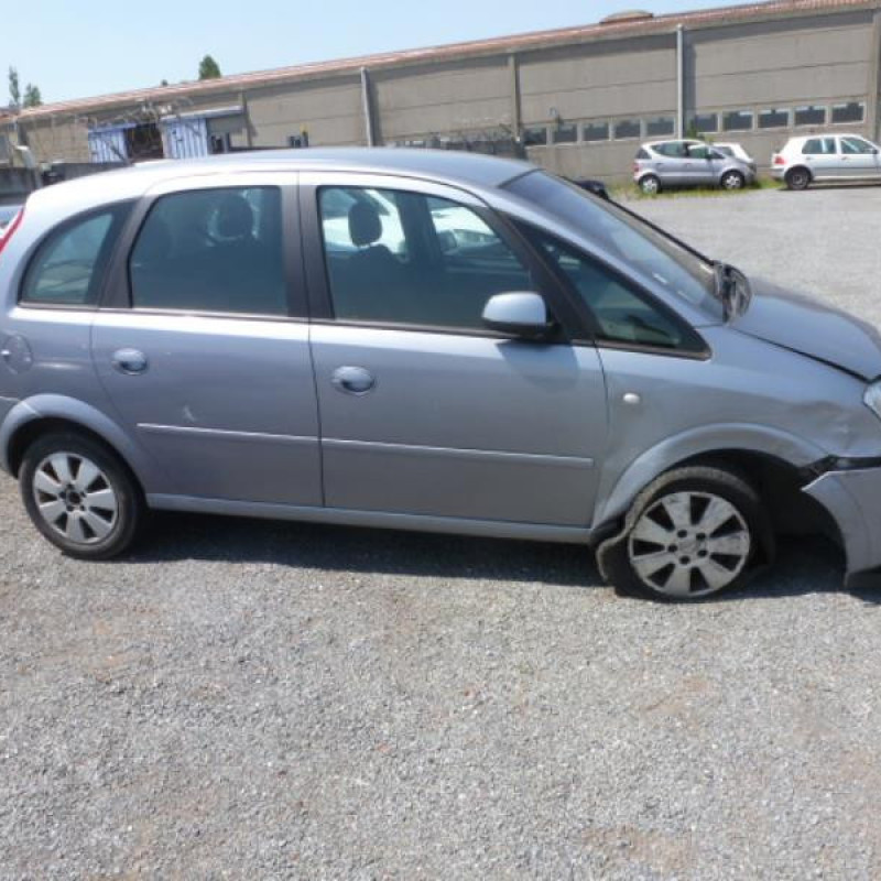 Anti brouillard arriere gauche OPEL MERIVA A Photo n°4