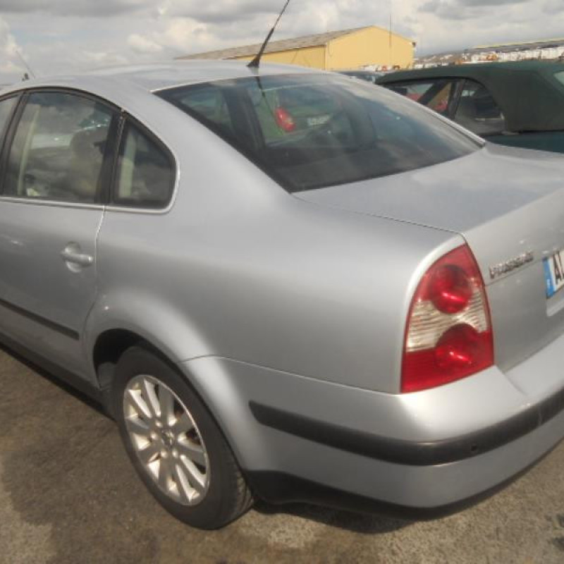 Pare choc arriere VOLKSWAGEN PASSAT 4 Photo n°9