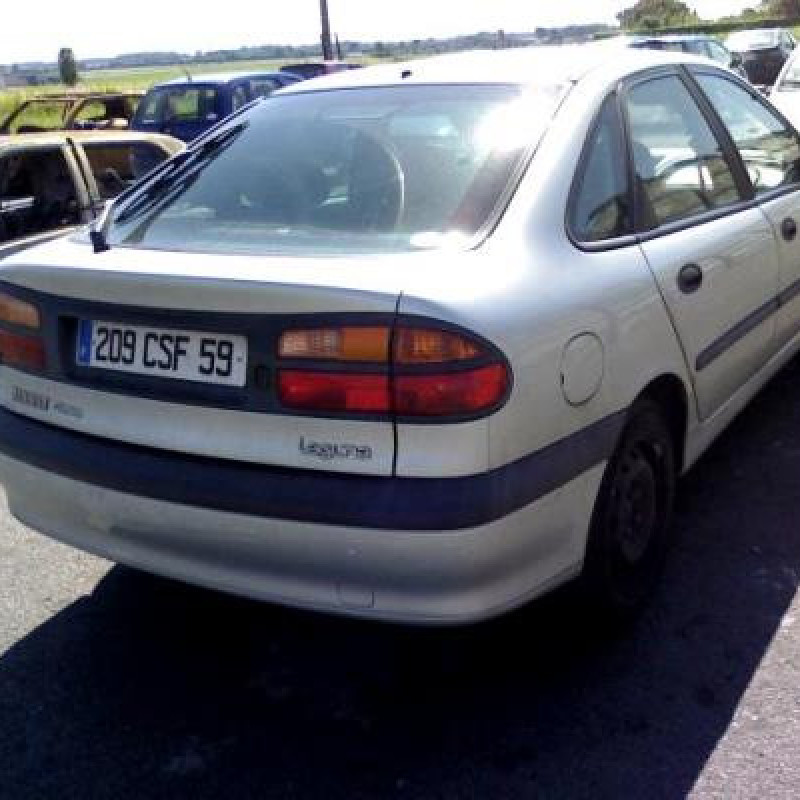 Boitier filtre a air RENAULT LAGUNA 1 Photo n°4