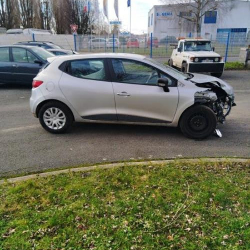 Attache ceinture avant gauche RENAULT CLIO 4 Photo n°2