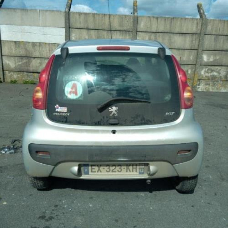 Pare choc arriere PEUGEOT 107 Photo n°9