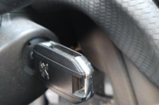 Attache ceinture avant gauche PEUGEOT 2008 1