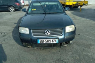 Pare boue avant droit VOLKSWAGEN PASSAT 4 Photo n°1