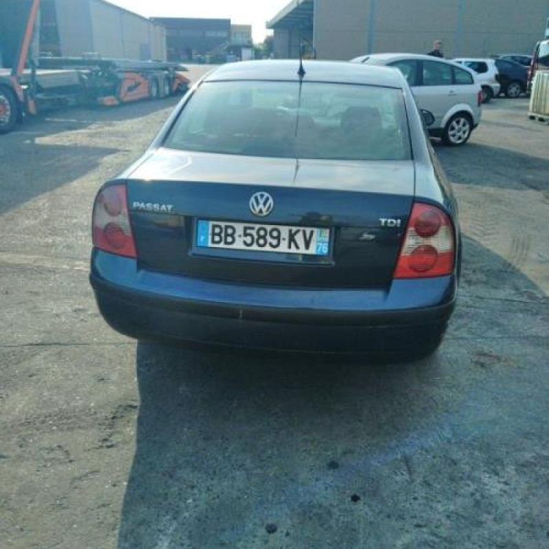 Pare boue avant droit VOLKSWAGEN PASSAT 4 Photo n°3