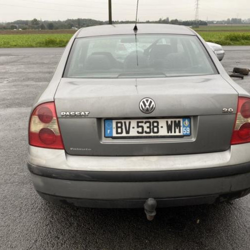 Pare choc arriere VOLKSWAGEN PASSAT 4 Photo n°5