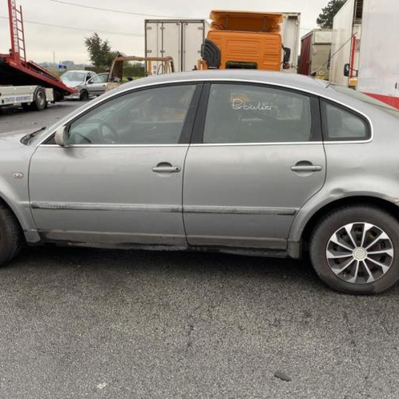 Pare choc arriere VOLKSWAGEN PASSAT 4 Photo n°6