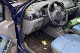 Poignee interieur avant droit RENAULT CLIO 2