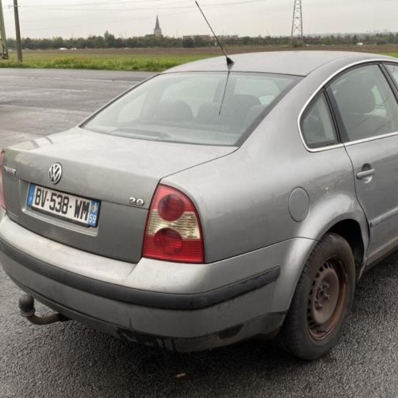 Pare boue avant droit VOLKSWAGEN PASSAT 4 Photo n°7