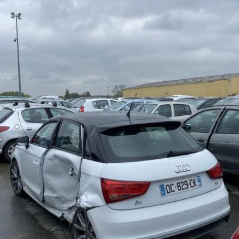 Pare boue avant droit AUDI A1 1 Photo n°8