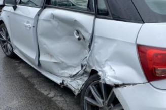 Pare boue avant droit AUDI A1 1