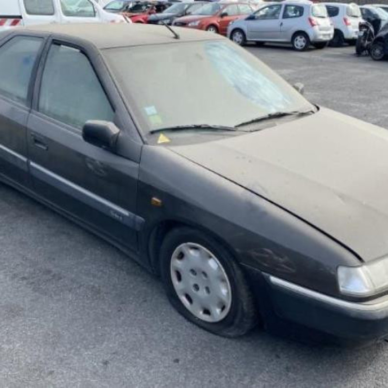 Pare boue avant droit CITROEN XANTIA Photo n°5