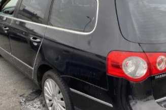 Pare boue avant gauche VOLKSWAGEN PASSAT 5