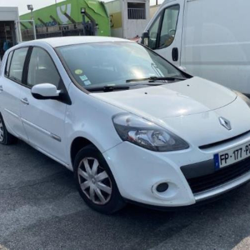 Anti brouillard arriere gauche RENAULT CLIO 3 Photo n°5