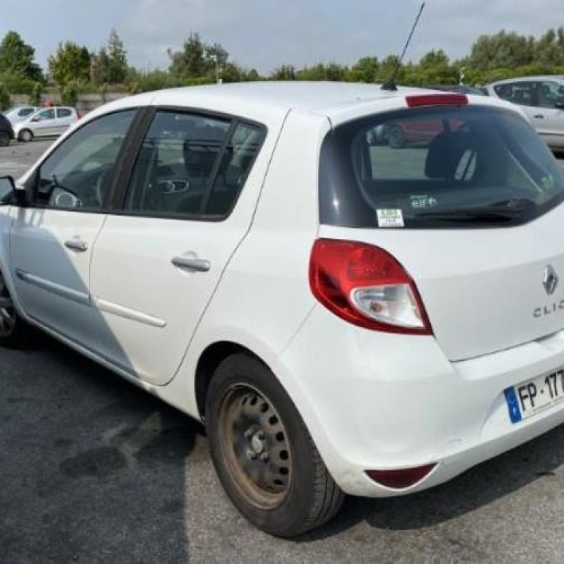 Anti brouillard arriere gauche RENAULT CLIO 3 Photo n°7