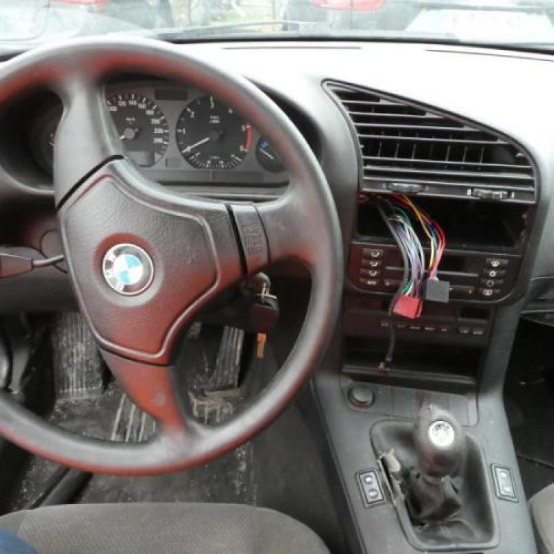 Pare choc arriere BMW SERIE 3 E36 Photo n°16