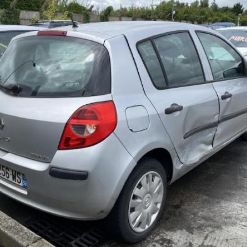 Pare choc arriere RENAULT CLIO 3 Photo n°13