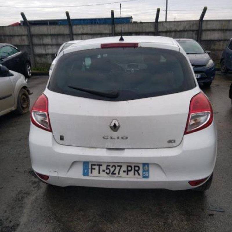 Anti brouillard arriere gauche RENAULT CLIO 3 Photo n°7