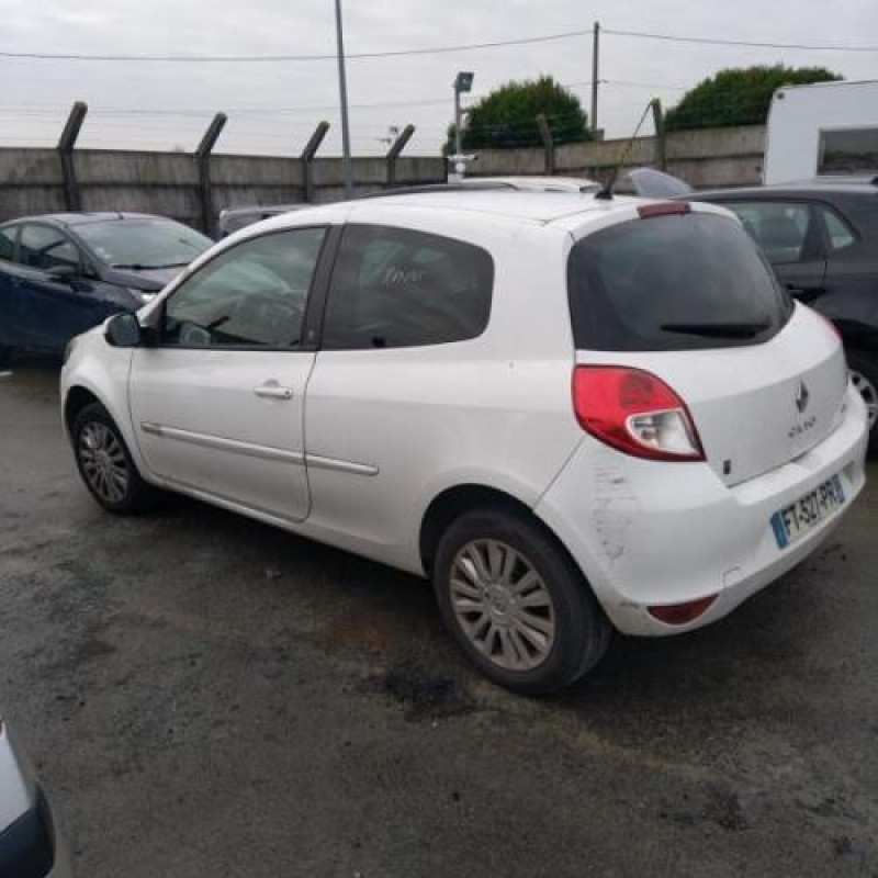 Anti brouillard arriere gauche RENAULT CLIO 3 Photo n°8