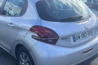 Pare boue arriere droit PEUGEOT 208 1