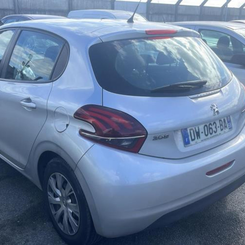 Pare boue arriere droit PEUGEOT 208 1 Photo n°8