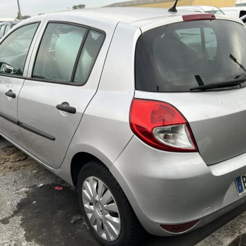 Aile avant gauche RENAULT CLIO 3 Photo n°8