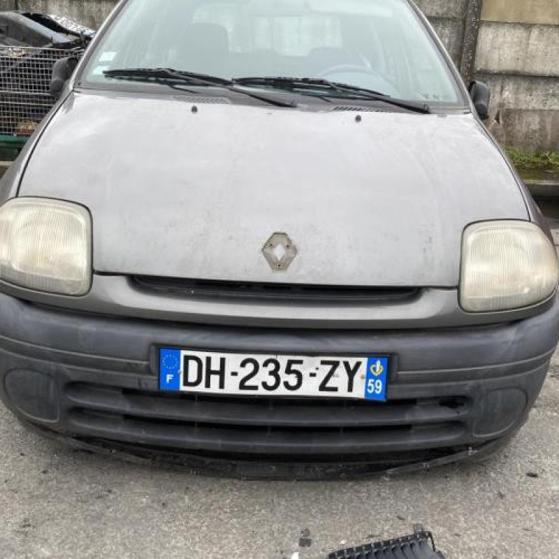 Calandre RENAULT CLIO 2 Photo n°7