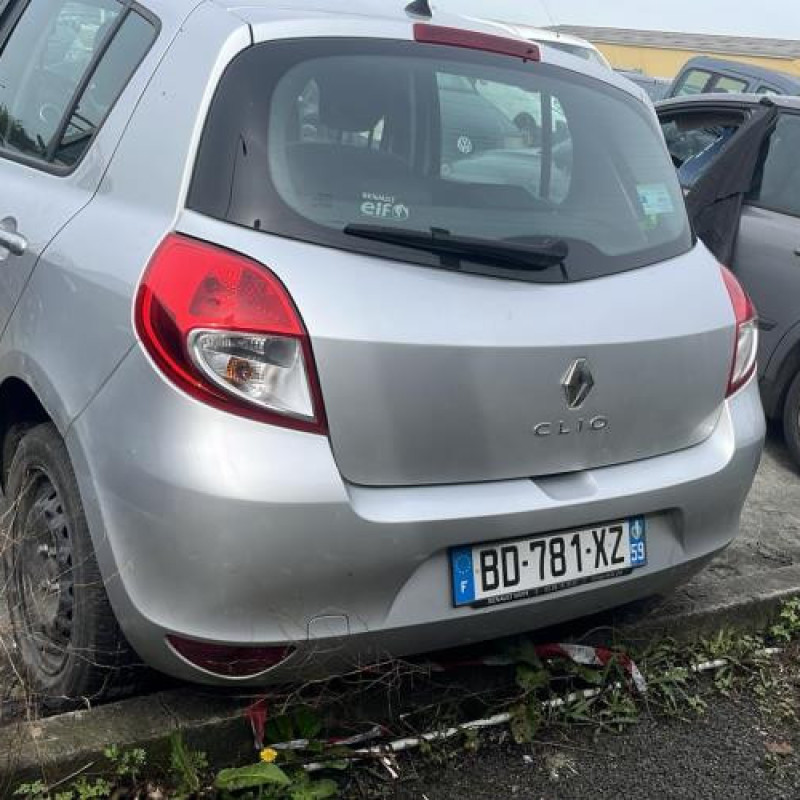 Anti brouillard arriere gauche RENAULT CLIO 3 Photo n°8