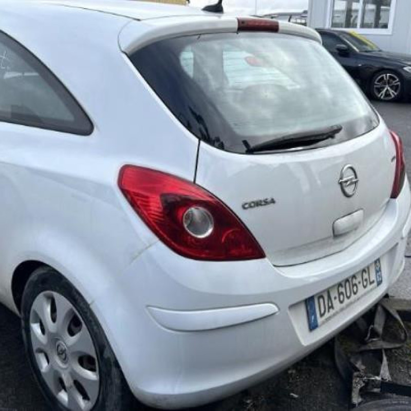 Feu arriere principal gauche (feux) OPEL CORSA D Photo n°9