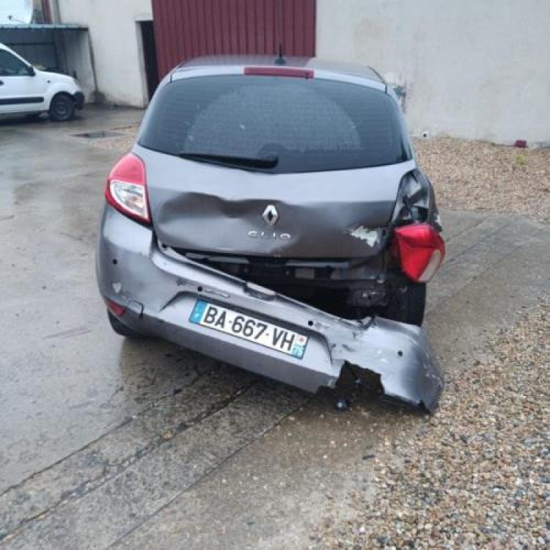 Anti brouillard arriere gauche RENAULT CLIO 3 Photo n°7