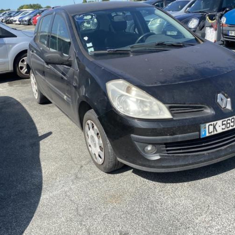 Pare boue avant gauche RENAULT CLIO 3 Photo n°6