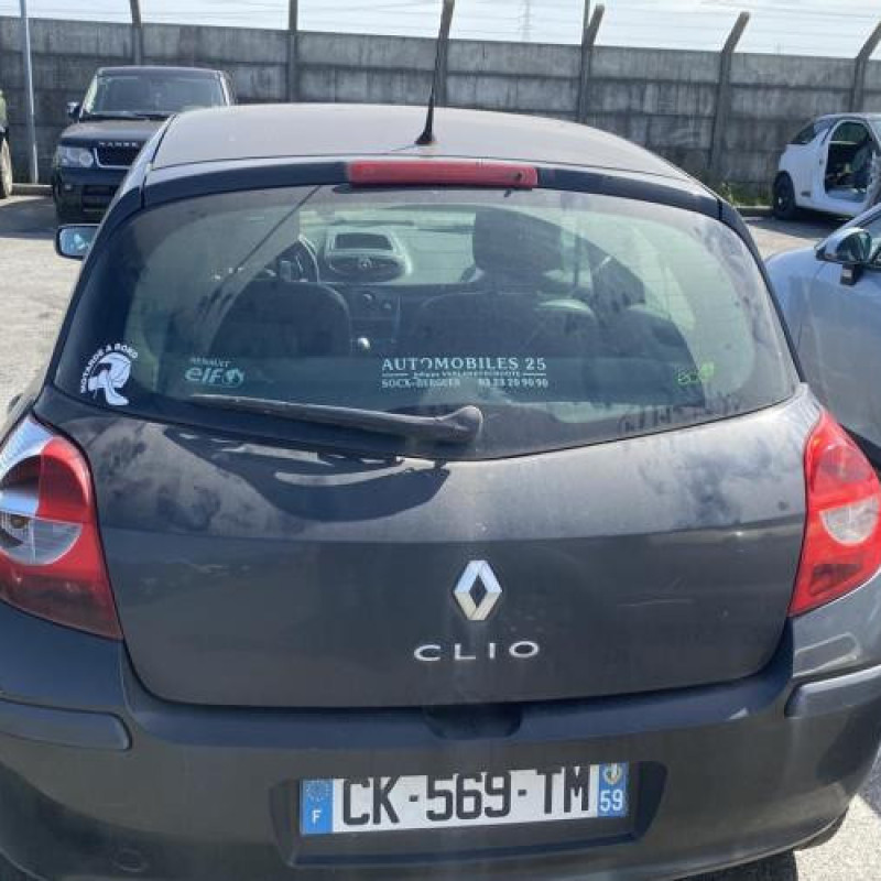 Pare boue avant gauche RENAULT CLIO 3 Photo n°14