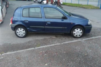 Pare boue avant gauche RENAULT CLIO 2