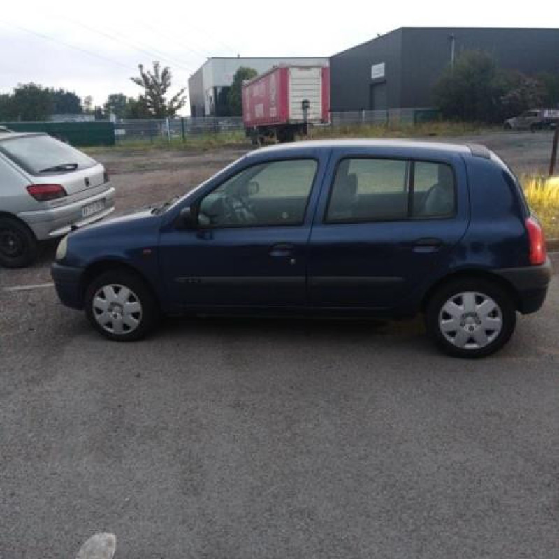 Pare boue avant gauche RENAULT CLIO 2 Photo n°8