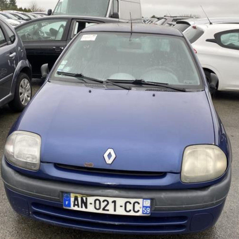 Pare boue avant gauche RENAULT CLIO 2 Photo n°17