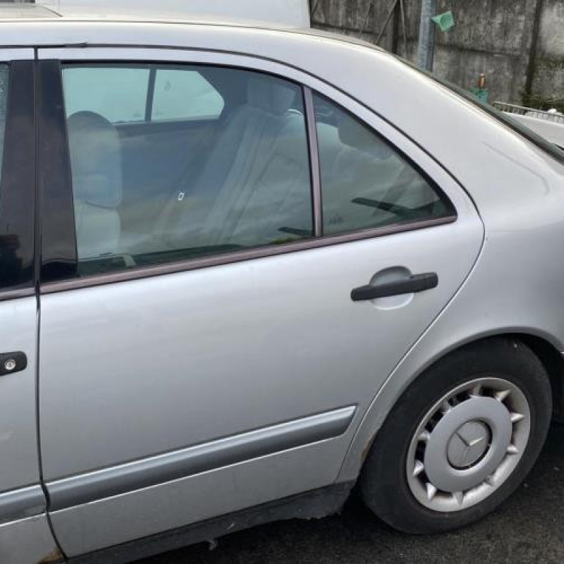 Feu arriere principal gauche (feux) MERCEDES CLASSE E 210 Photo n°10