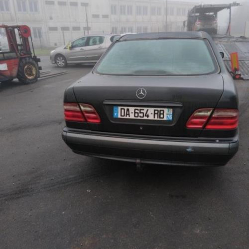 Calandre MERCEDES CLASSE E 210 Photo n°7