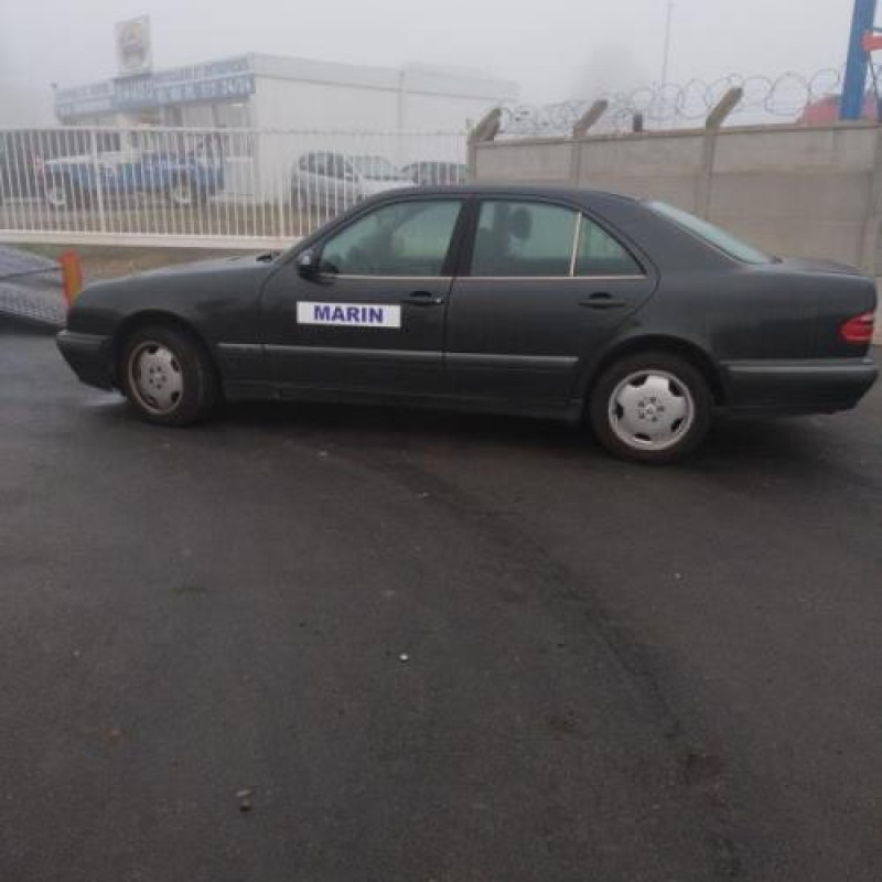 Calandre MERCEDES CLASSE E 210 Photo n°8