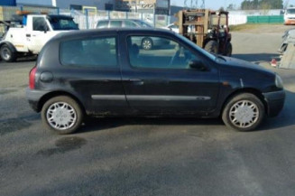 Pare boue avant gauche RENAULT CLIO 2