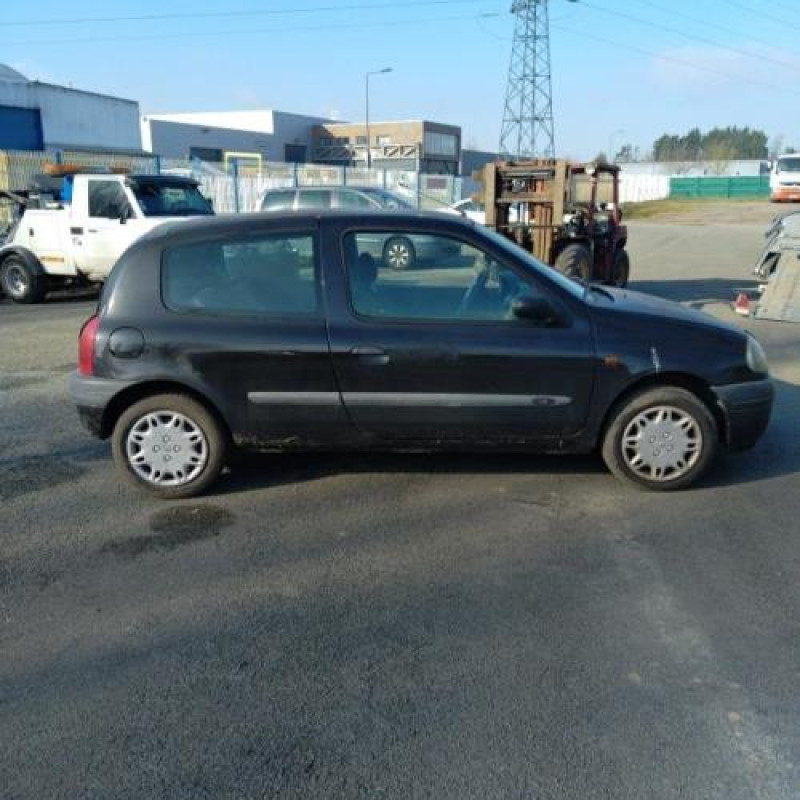 Pare boue avant gauche RENAULT CLIO 2 Photo n°6