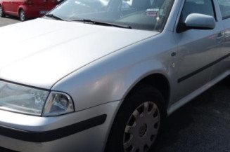 Poignee porte avant gauche SKODA OCTAVIA 1