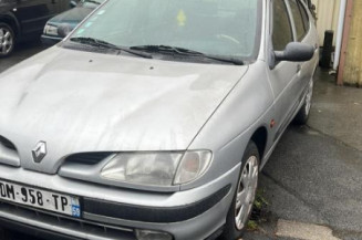 Poignee porte avant droit RENAULT MEGANE 1