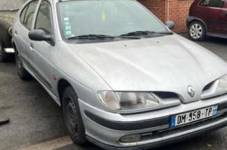 Poignee porte avant droit RENAULT MEGANE 1