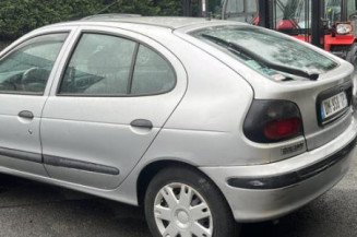 Poignee porte avant droit RENAULT MEGANE 1