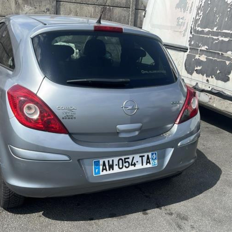 Feu arriere principal droit (feux) OPEL CORSA D Photo n°9