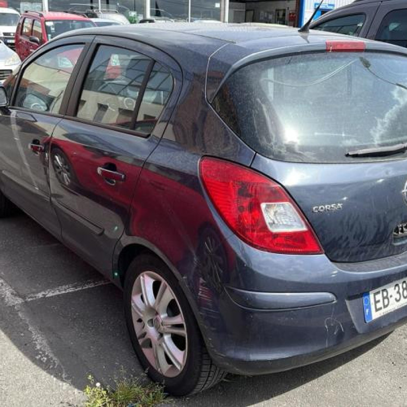 Feu arriere principal gauche (feux) OPEL CORSA D Photo n°8