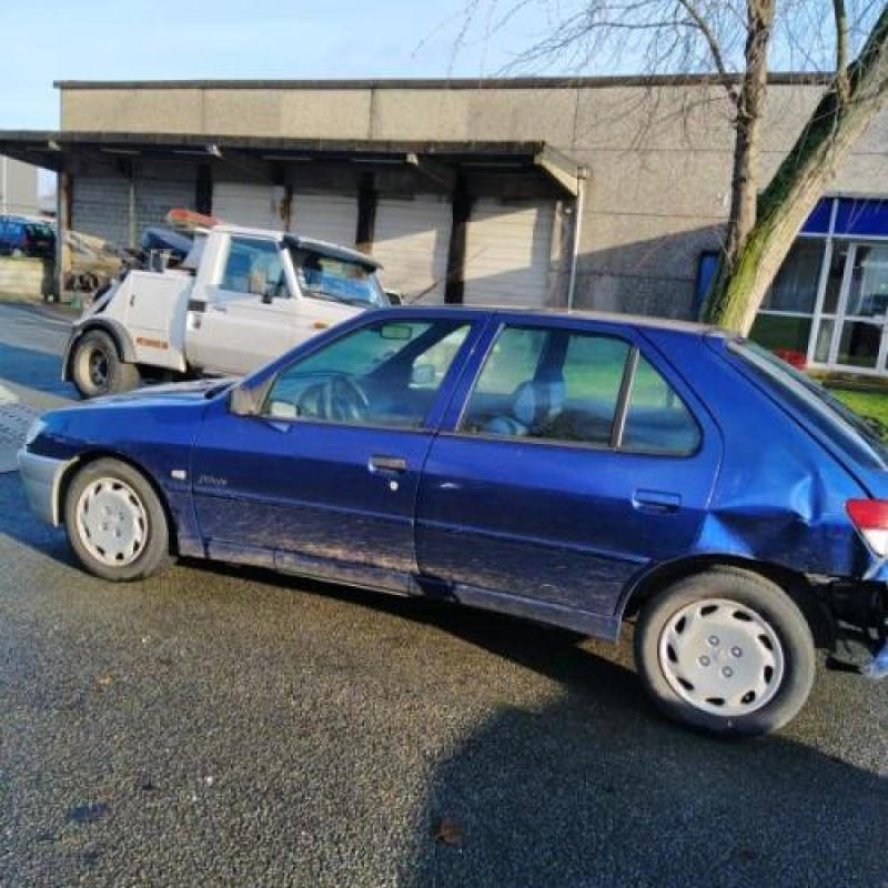 Feu arriere stop central PEUGEOT 306 Photo n°8