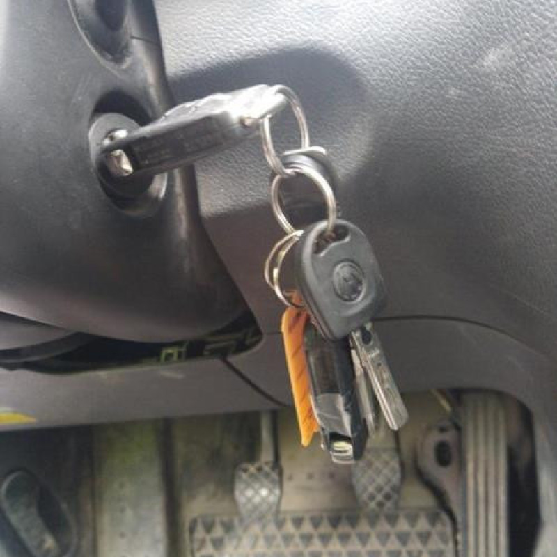 Attache ceinture avant droit VOLKSWAGEN CADDY 3 Photo n°14